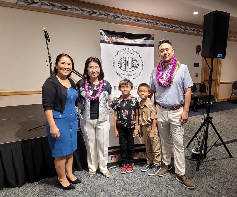 ハワイ州副知事ルーク氏とQ.P WEB代表 奈良鑑三とその家族